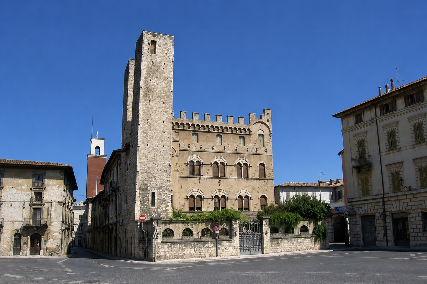 Il prospetto di Palazzo Merli su Piazza Sant'Agostino, Ascoli Piceno