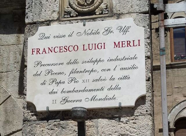 Targa commemorativa per Francesco Luigi Merli sulla facciata di Palazzo Merli
