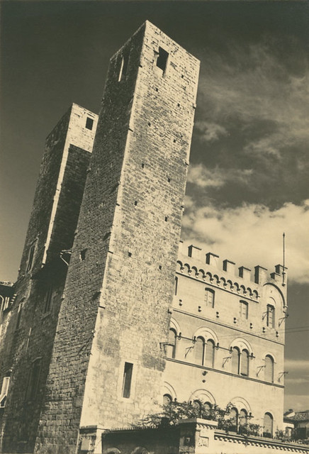 Le due torri gentilizie di Palazzo Merli, XII secolo